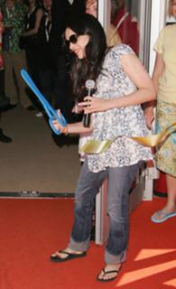 Norah Jones feet photo thumbnail