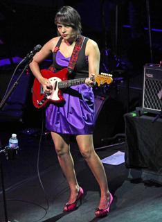 Norah Jones feet photo thumbnail