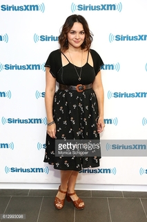 Norah Jones feet photo thumbnail