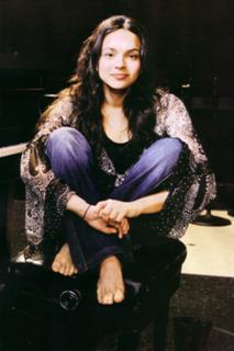 Norah Jones feet photo thumbnail