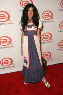Noureen DeWulf feet photo thumbnail