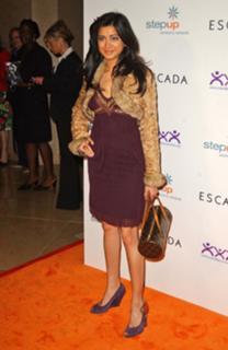 Noureen DeWulf feet photo thumbnail