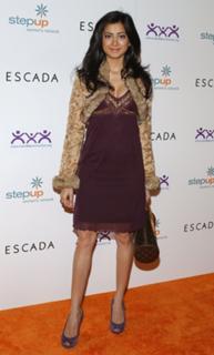 Noureen DeWulf feet photo thumbnail