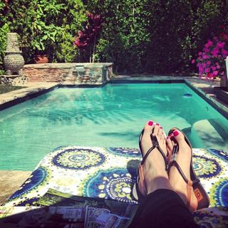 Noureen DeWulf feet photo thumbnail