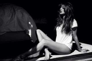 Noureen DeWulf feet photo thumbnail