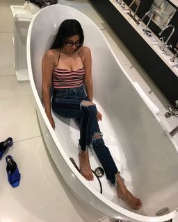 Noureen DeWulf feet photo thumbnail