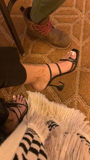 Noureen DeWulf feet photo thumbnail
