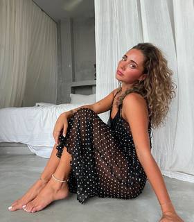 Nova Sarrailh feet photo thumbnail