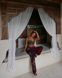 Nova Sarrailh feet photo thumbnail