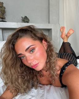 Nova Sarrailh feet photo thumbnail