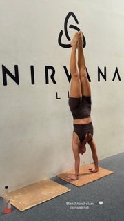 Nova Sarrailh feet photo thumbnail