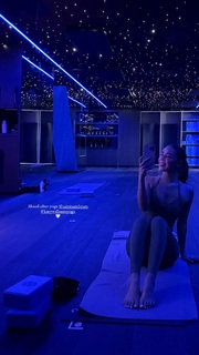 Nova Sarrailh feet photo thumbnail