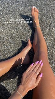 Nova Sarrailh feet photo thumbnail