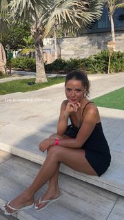 Nova Sarrailh feet photo thumbnail