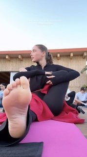 Nova Sarrailh feet photo thumbnail