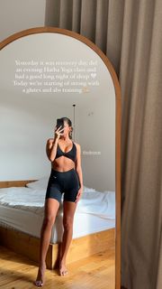 Nova Sarrailh feet photo thumbnail