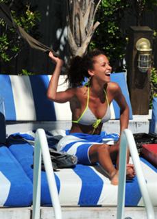 Noémie Lenoir feet photo thumbnail