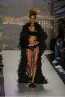 Noémie Lenoir feet photo thumbnail