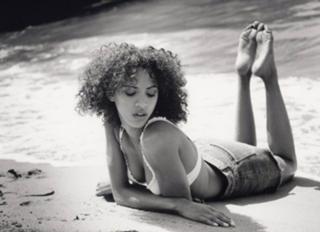 Noémie Lenoir feet photo thumbnail