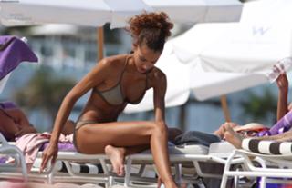Noémie Lenoir feet photo thumbnail
