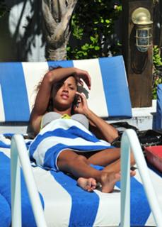 Noémie Lenoir feet photo thumbnail