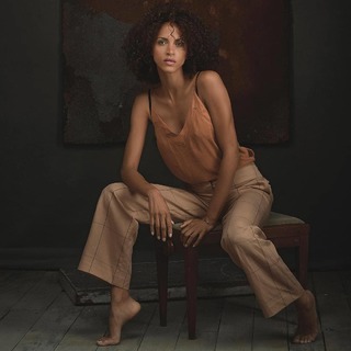 Noémie Lenoir feet photo thumbnail