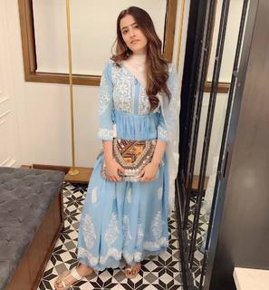 Nupur Sanon feet photo 9
