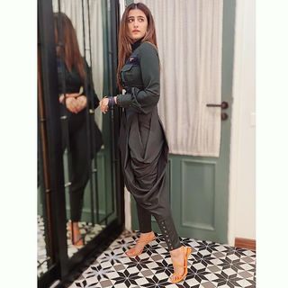 Nupur Sanon feet photo 4
