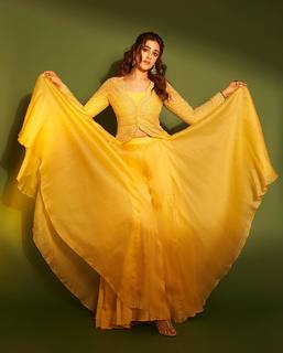 Nupur Sanon feet photo 7