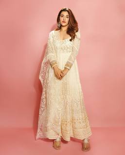 Nupur Sanon feet photo 3