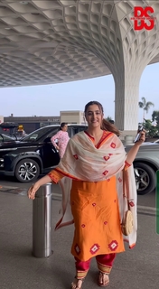 Nupur Sanon feet photo 10