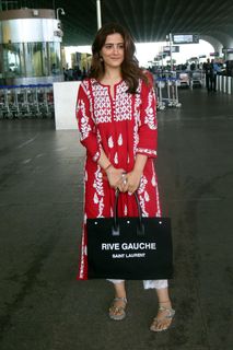 Nupur Sanon feet photo 10