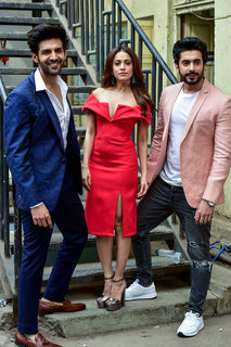 Nushrratt Bharuccha feet photo thumbnail