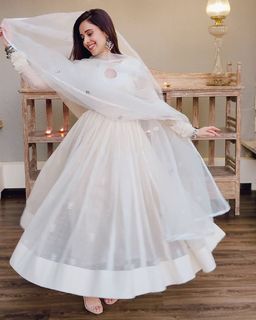 Nushrratt Bharuccha feet photo thumbnail