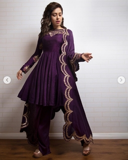 Nushrratt Bharuccha feet photo thumbnail