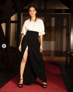 Nushrratt Bharuccha feet photo thumbnail