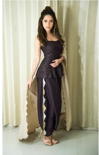 Nushrratt Bharuccha feet photo thumbnail