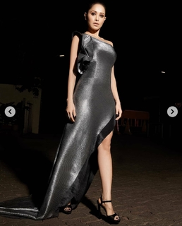 Nushrratt Bharuccha feet photo thumbnail