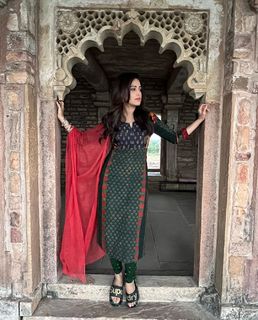 Nushrratt Bharuccha feet photo thumbnail