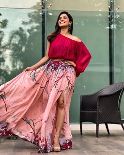 Nushrratt Bharuccha feet photo thumbnail