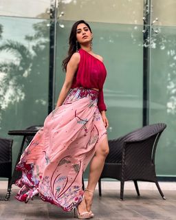 Nushrratt Bharuccha feet photo thumbnail