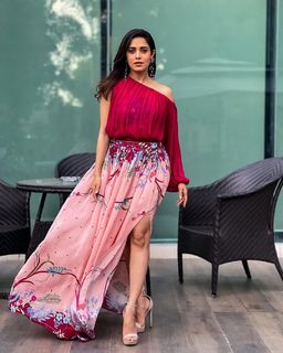 Nushrratt Bharuccha feet photo thumbnail