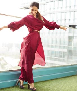 Nushrratt Bharuccha feet photo thumbnail