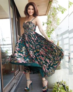 Nushrratt Bharuccha feet photo thumbnail