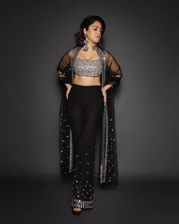 Nushrratt Bharuccha feet photo thumbnail