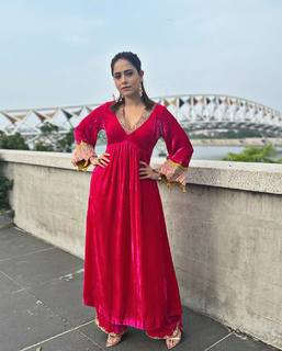 Nushrratt Bharuccha feet photo thumbnail