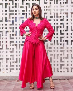 Nushrratt Bharuccha feet photo thumbnail