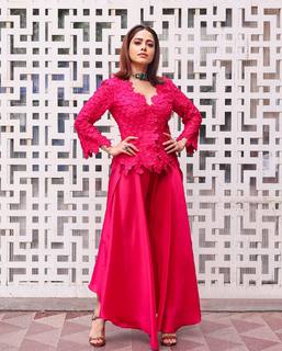 Nushrratt Bharuccha feet photo thumbnail