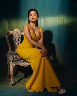 Nushrratt Bharuccha feet photo thumbnail