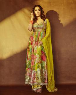 Nushrratt Bharuccha feet photo thumbnail